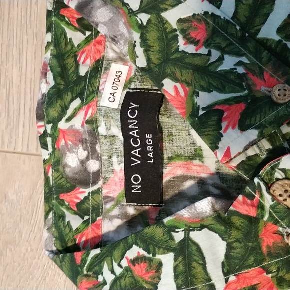 BNWT No Vacancy Men's large button down skull shirt size L - Picture 5 of 6